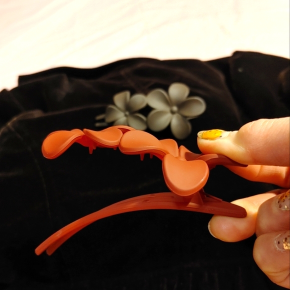 6 Pieces of hair accessories ( Never been used) Brand New 🥳💛🎉 - Picture 2 of 4